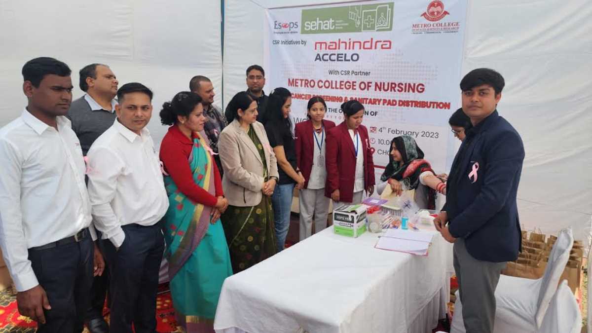 विश्व कैंसर दिवस के उपलक्ष्य में महिलाओं की हुई स्क्रीनिंग, पैड वितरण